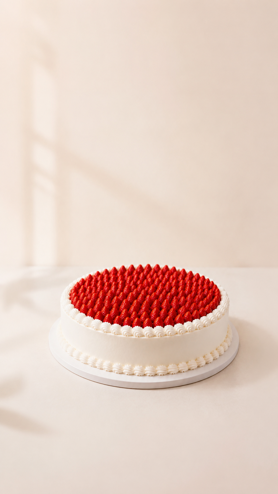 Smotanová torta zdobená čerstvými jahodami